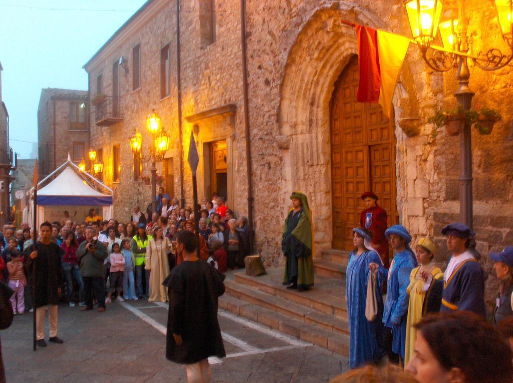 Notti O' Tunn Luxury Rooms In Centro Geraci Siculo Kültér fotó